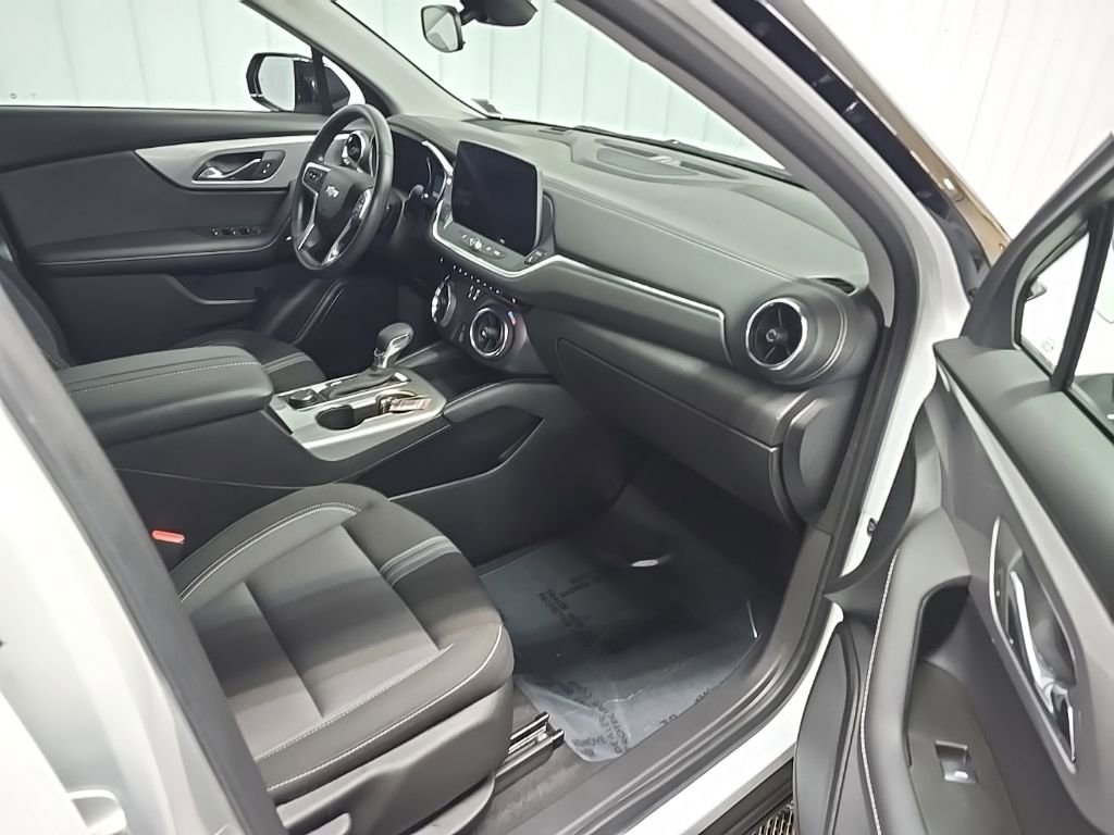 Used 2025 Chevrolet Blazer LT w/ Midnight/Sport Edition image 15