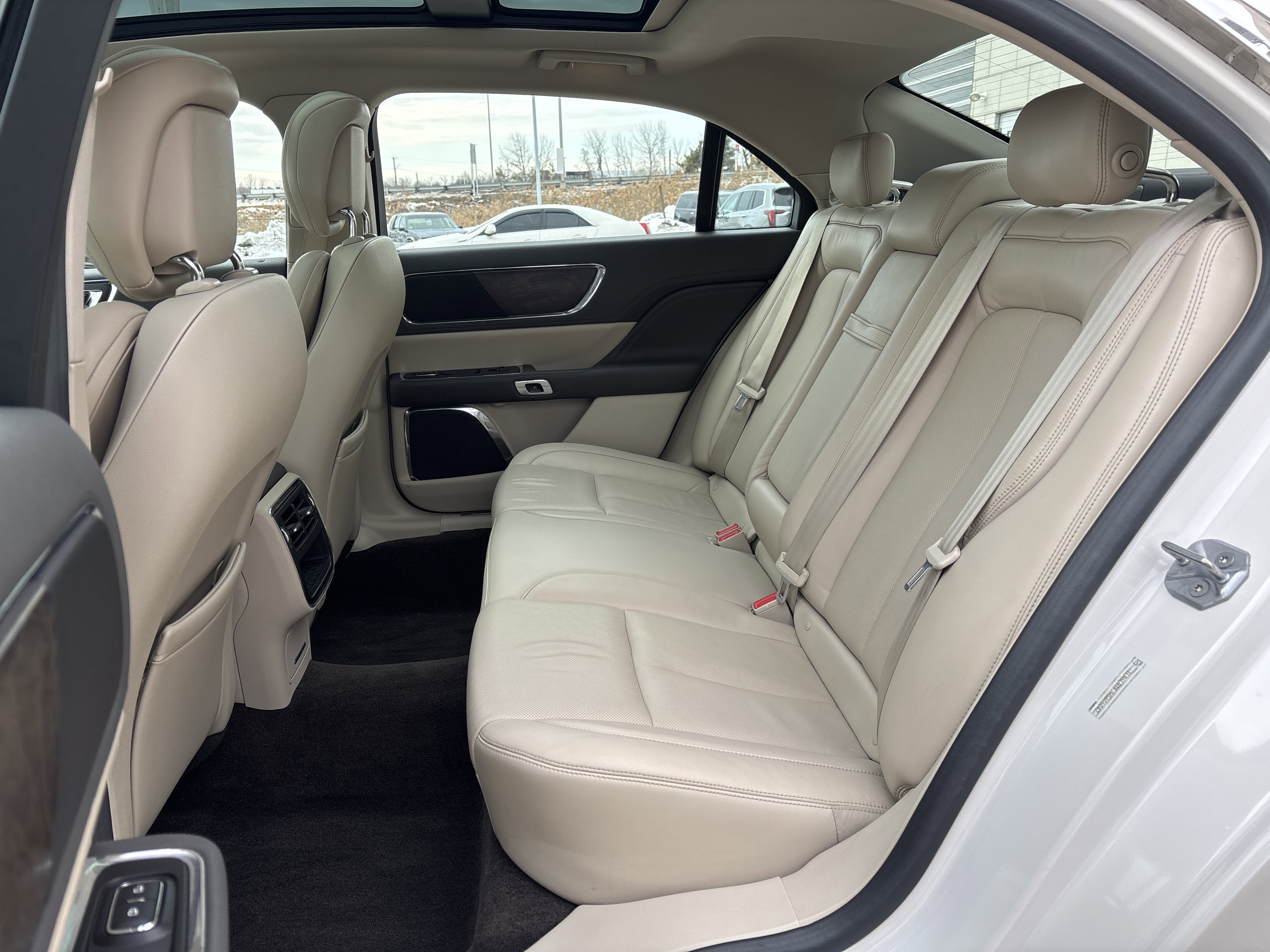 Used 2017 Lincoln Continental Select image 27