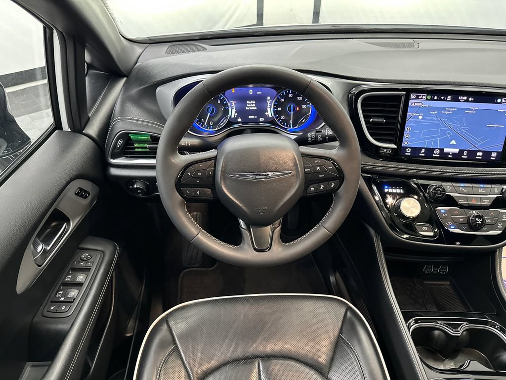 Used 2025 Chrysler Pacifica Limited FWD image 27
