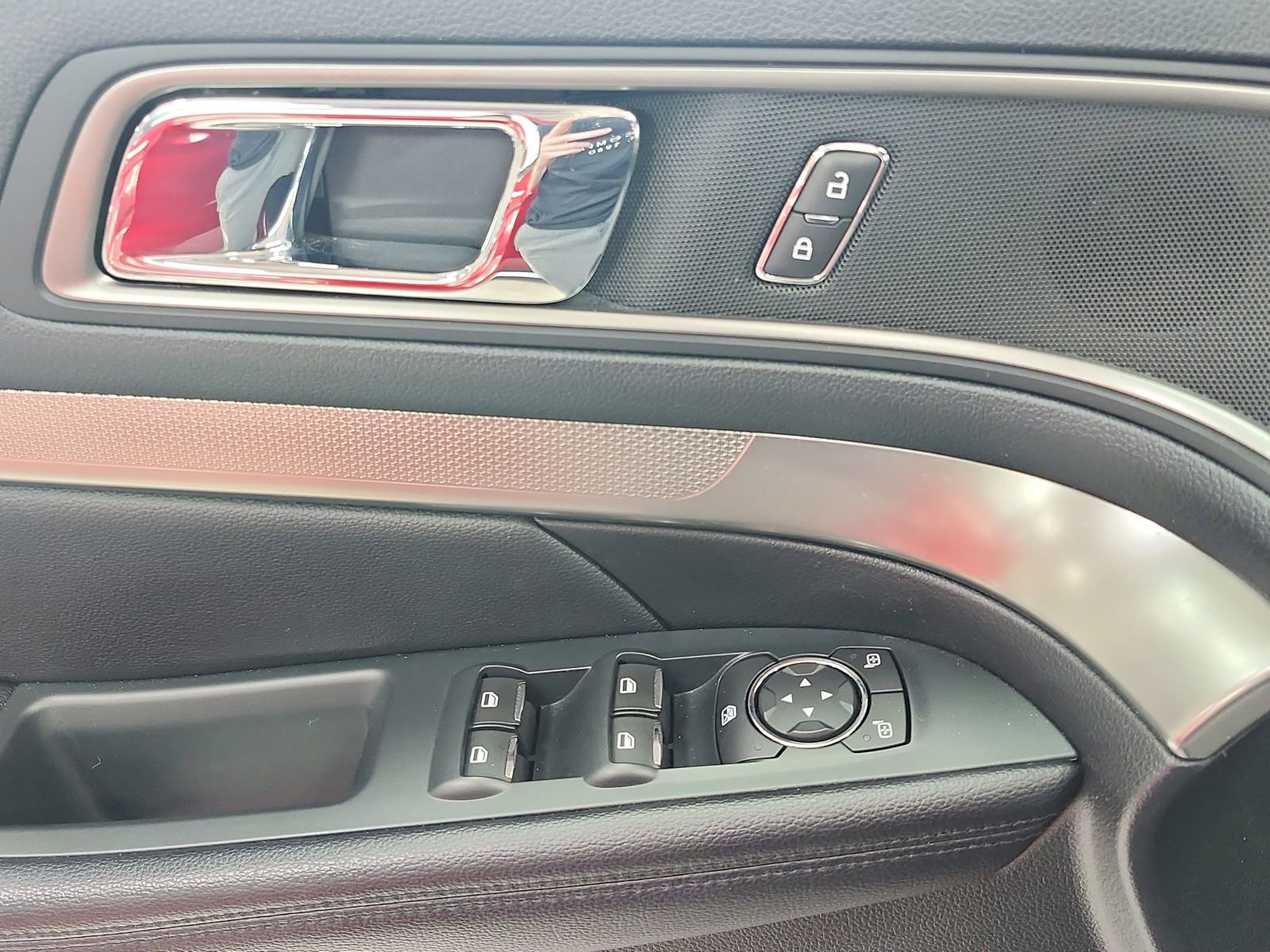 Used 2018 Ford Explorer XLT image 29