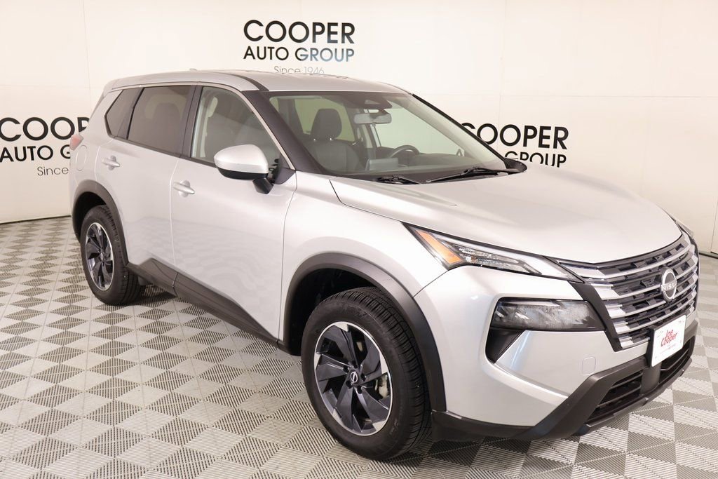 Used 2024 Nissan Rogue SV image 1
