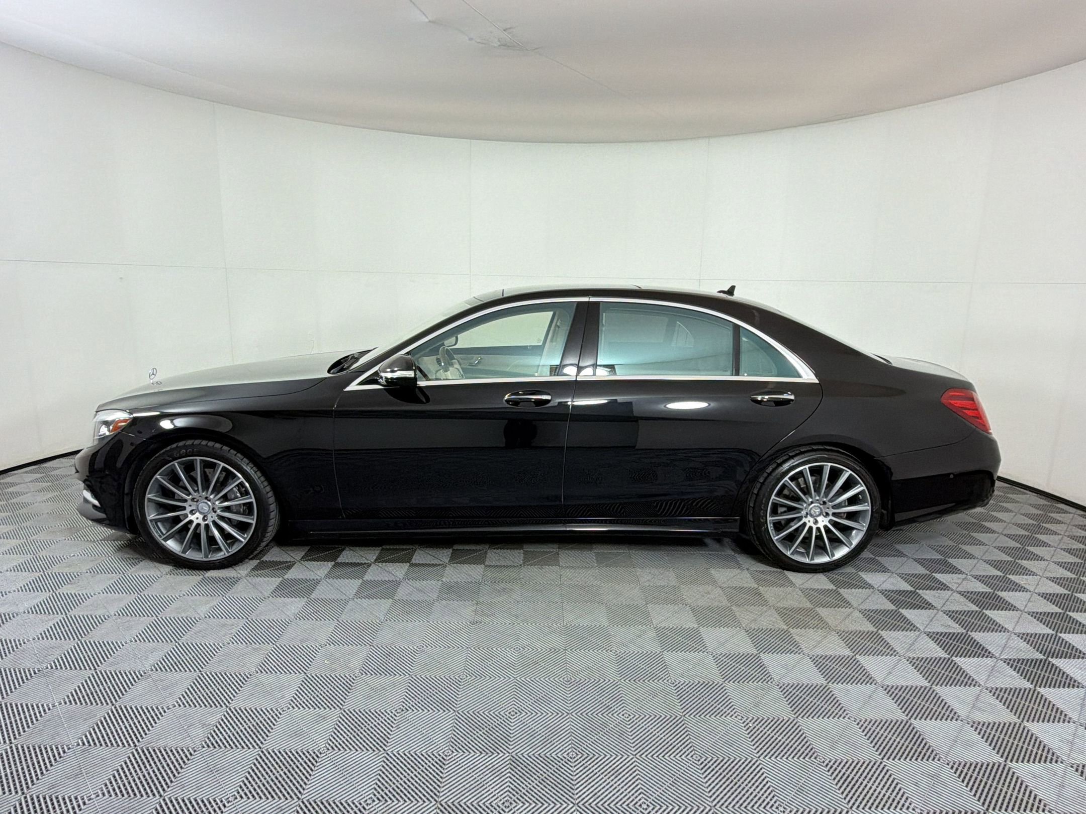 Used 2014 Mercedes-Benz S 550 Sedan image 2