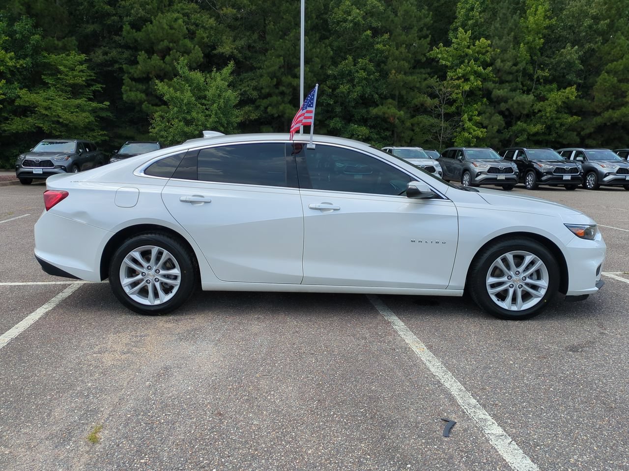 Used 2018 Chevrolet Malibu LT FWD image 3