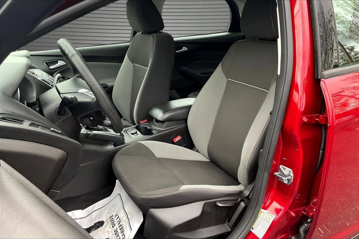 Used 2013 Ford Focus SE w/ SE Winter Pkg FWD image 19
