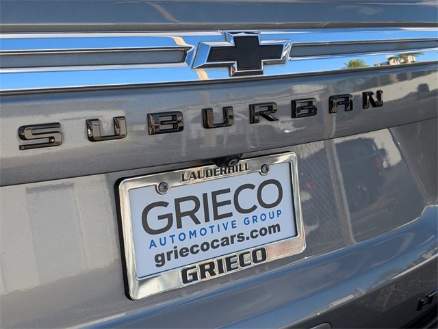 Used 2022 Chevrolet Suburban LT w/ Luxury Package image 12