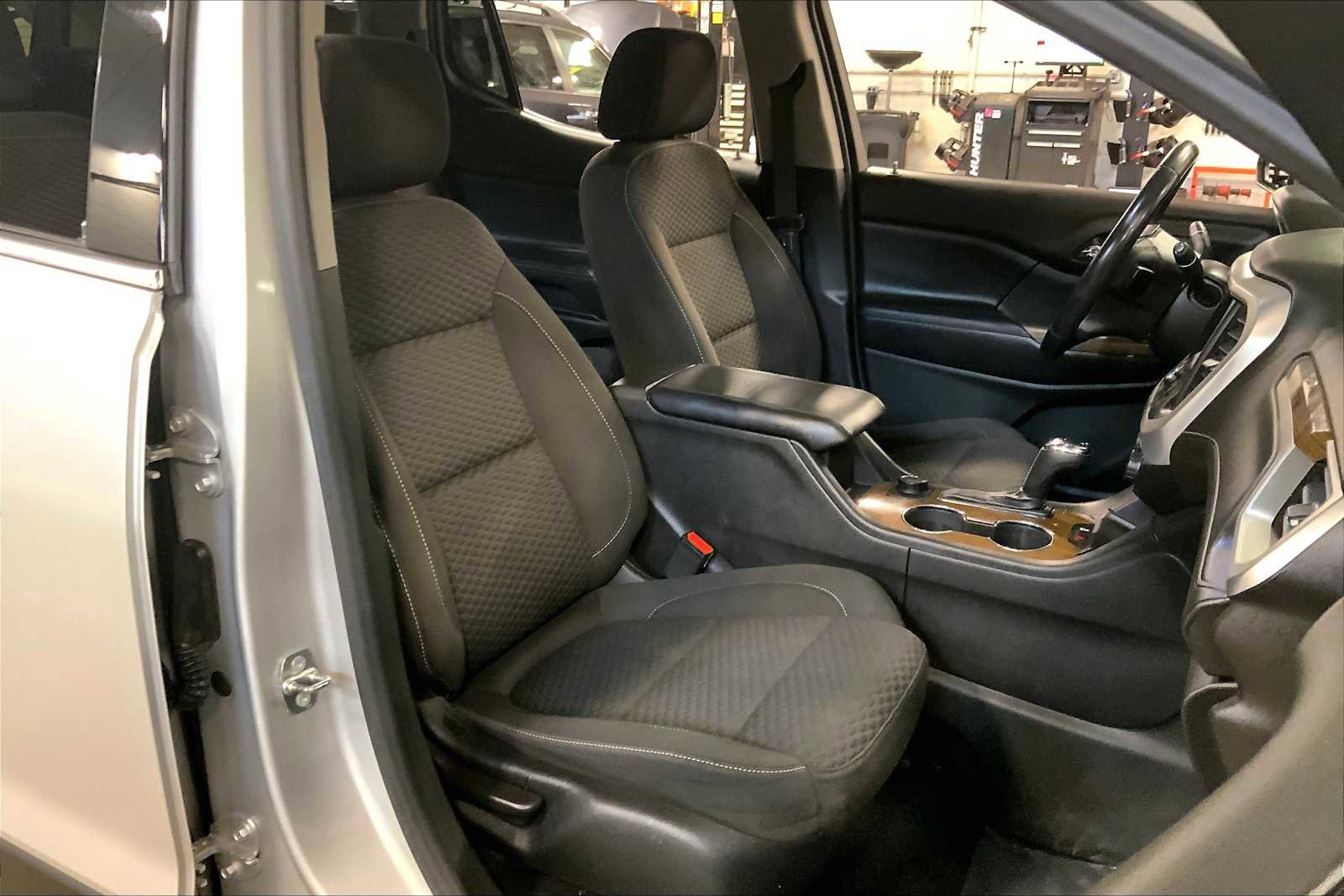 Used 2018 GMC Acadia SLE image 8