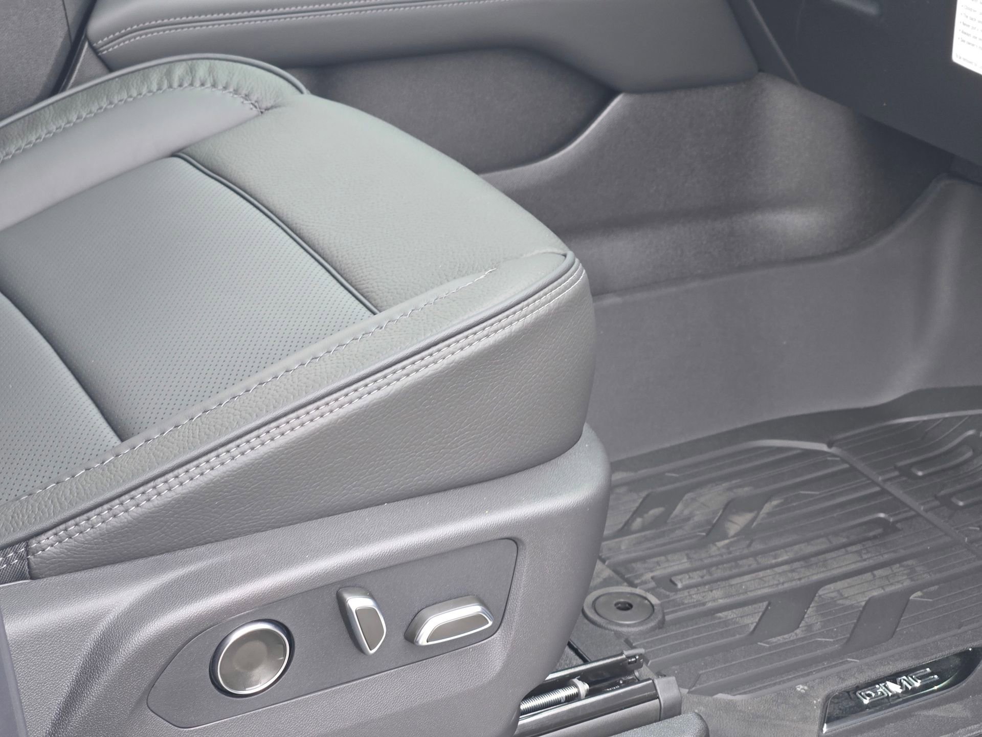 New 2026 GMC Yukon Denali w/ Denali Reserve Package AWD/4WD image 17