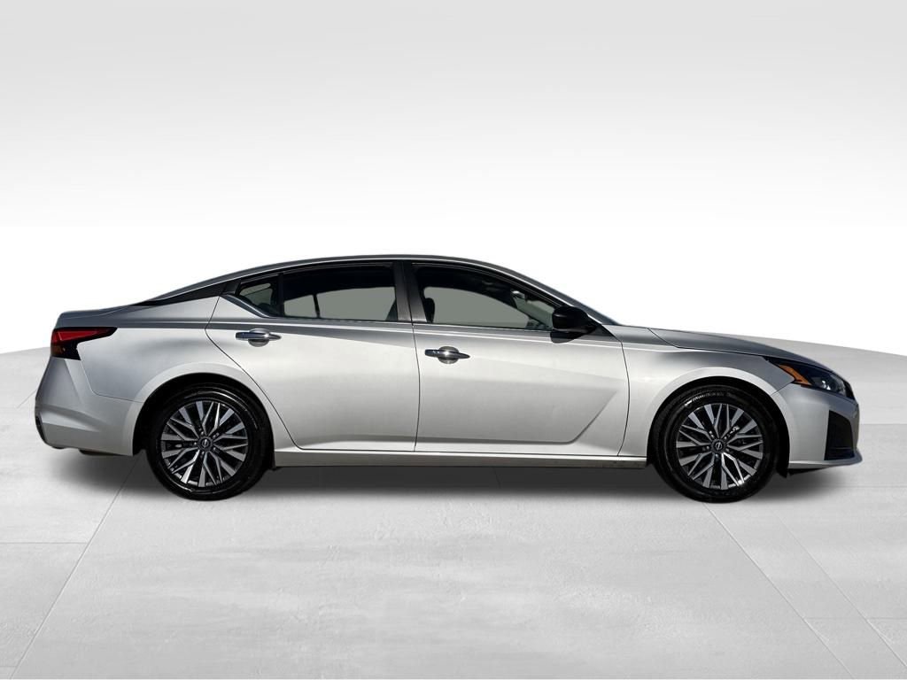 Used 2024 Nissan Altima 2.5 SV image 2