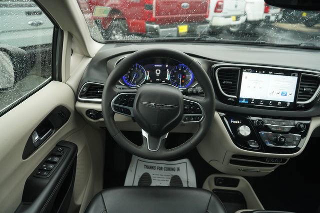 Used 2023 Chrysler Pacifica Touring-L FWD image 23