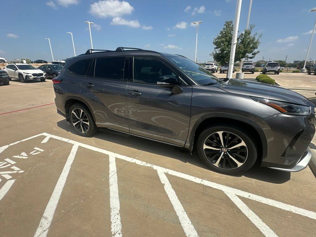 Used 2021 Toyota Highlander XSE FWD image 2