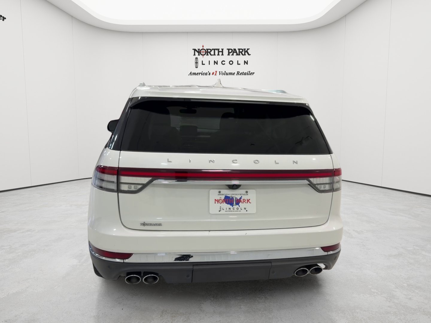 Used 2023 Lincoln Aviator Reserve w/ Class IV Trailer Tow Package RWD image 4