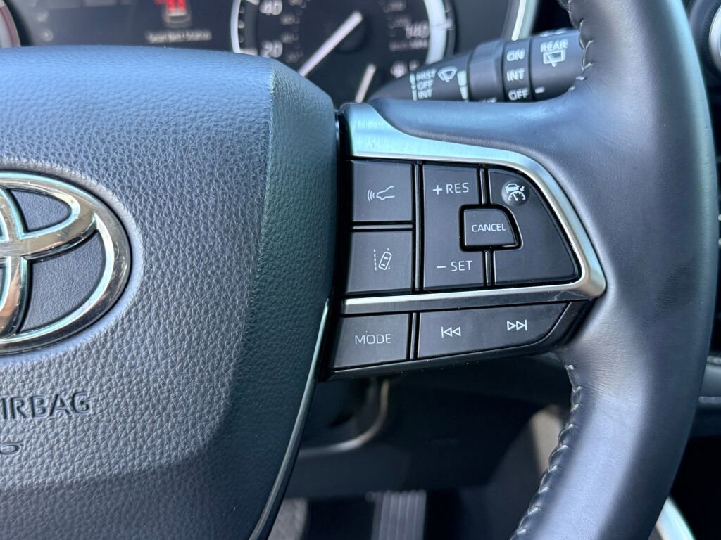 Used 2021 Toyota Highlander XLE image 31