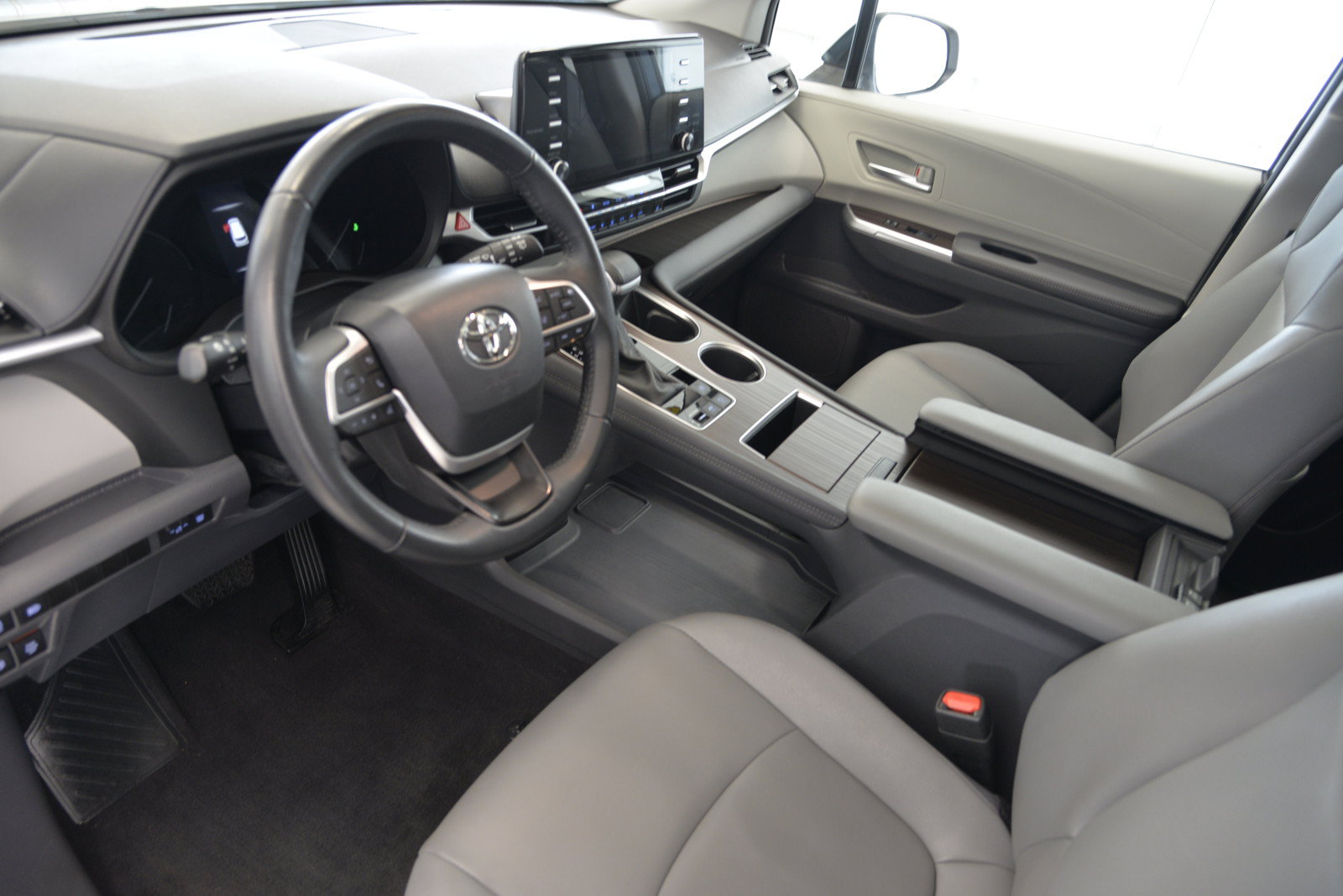 Used 2024 Toyota Sienna XLE AWD/4WD image 18
