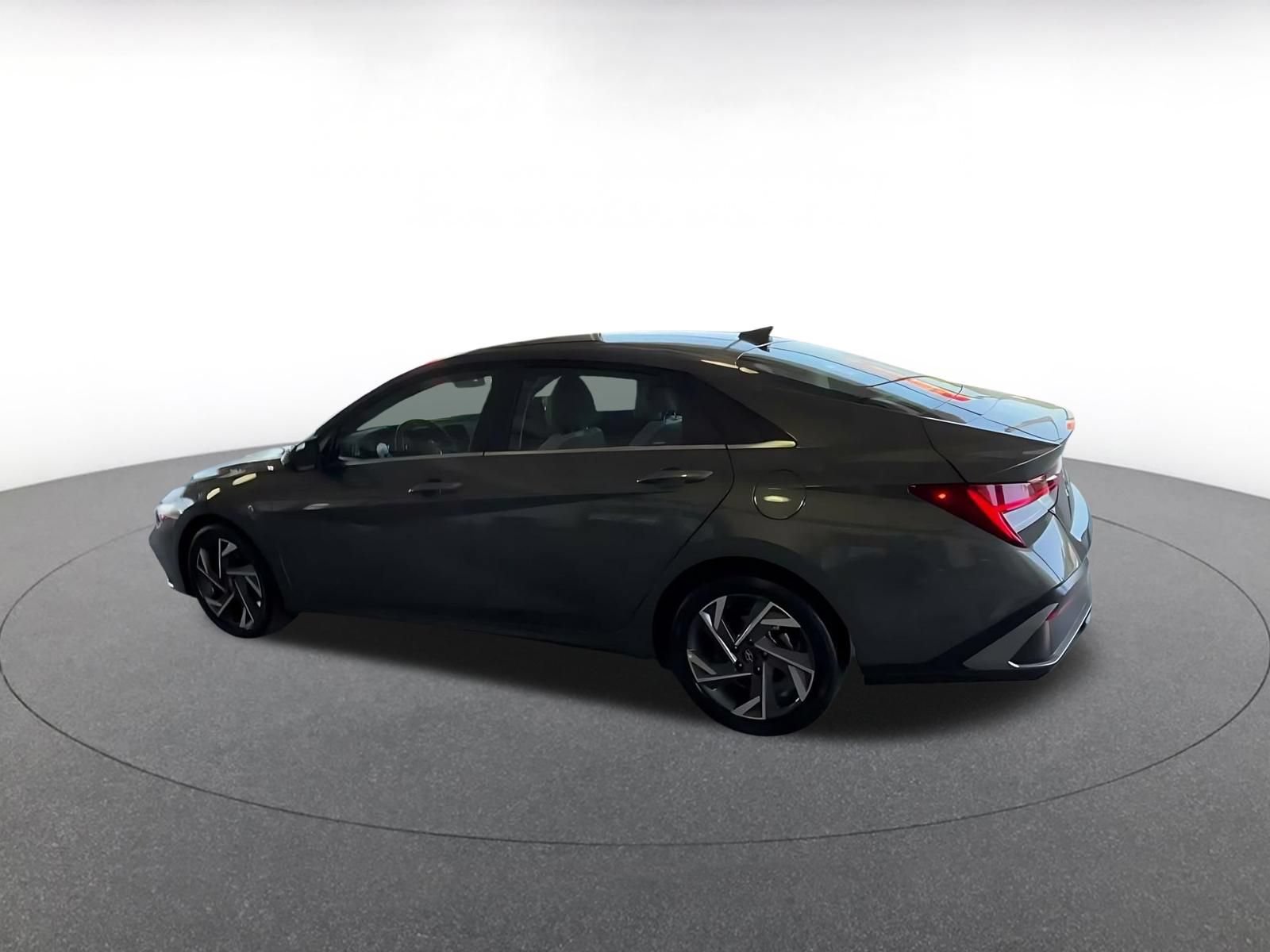 Used 2025 Hyundai Elantra Limited FWD image 8