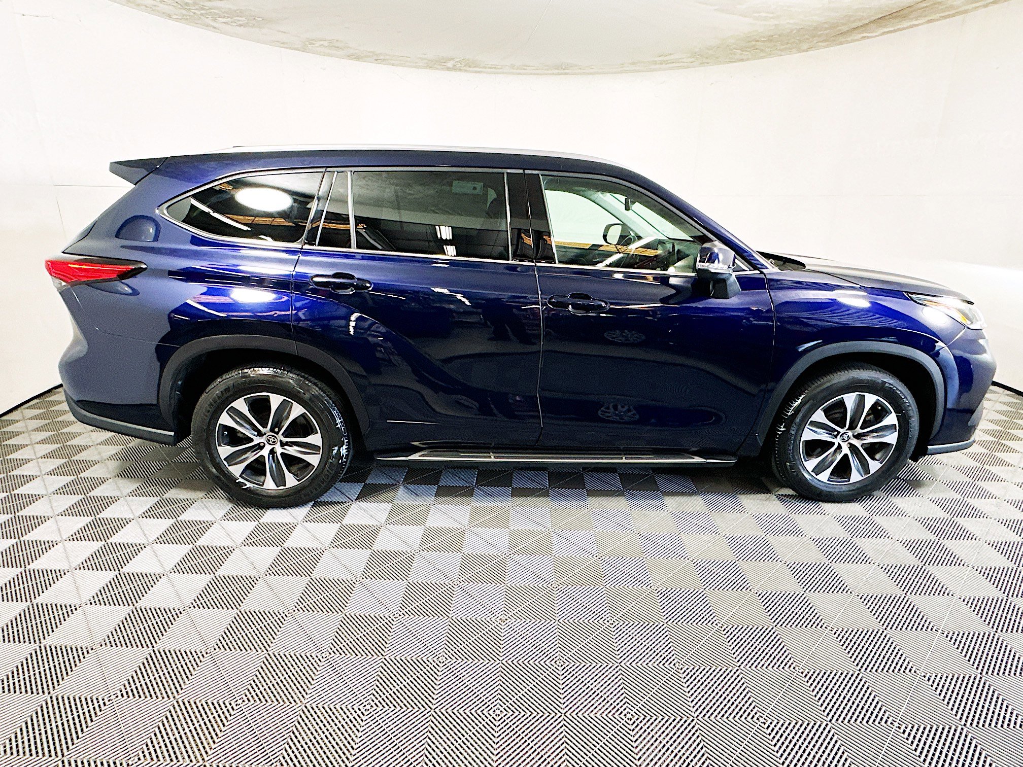 Used 2021 Toyota Highlander XLE FWD image 2