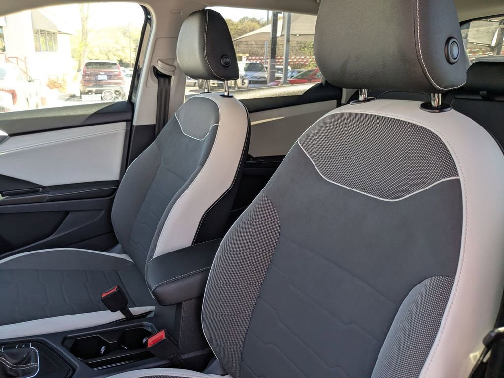 Used 2025 Volkswagen Taos SE image 13