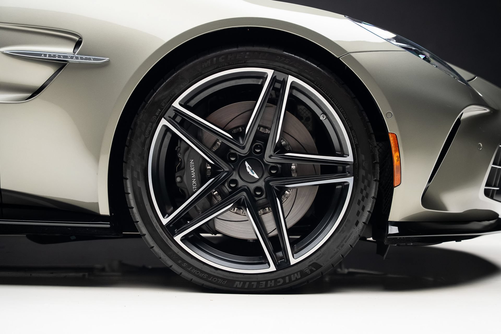 Used 2025 Aston Martin V8 Vantage Coupe RWD image 39