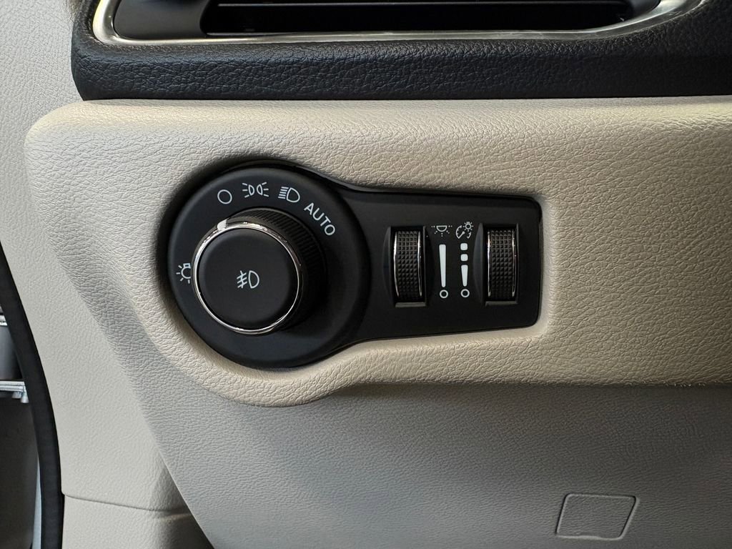 Used 2024 Chrysler Pacifica Limited image 24