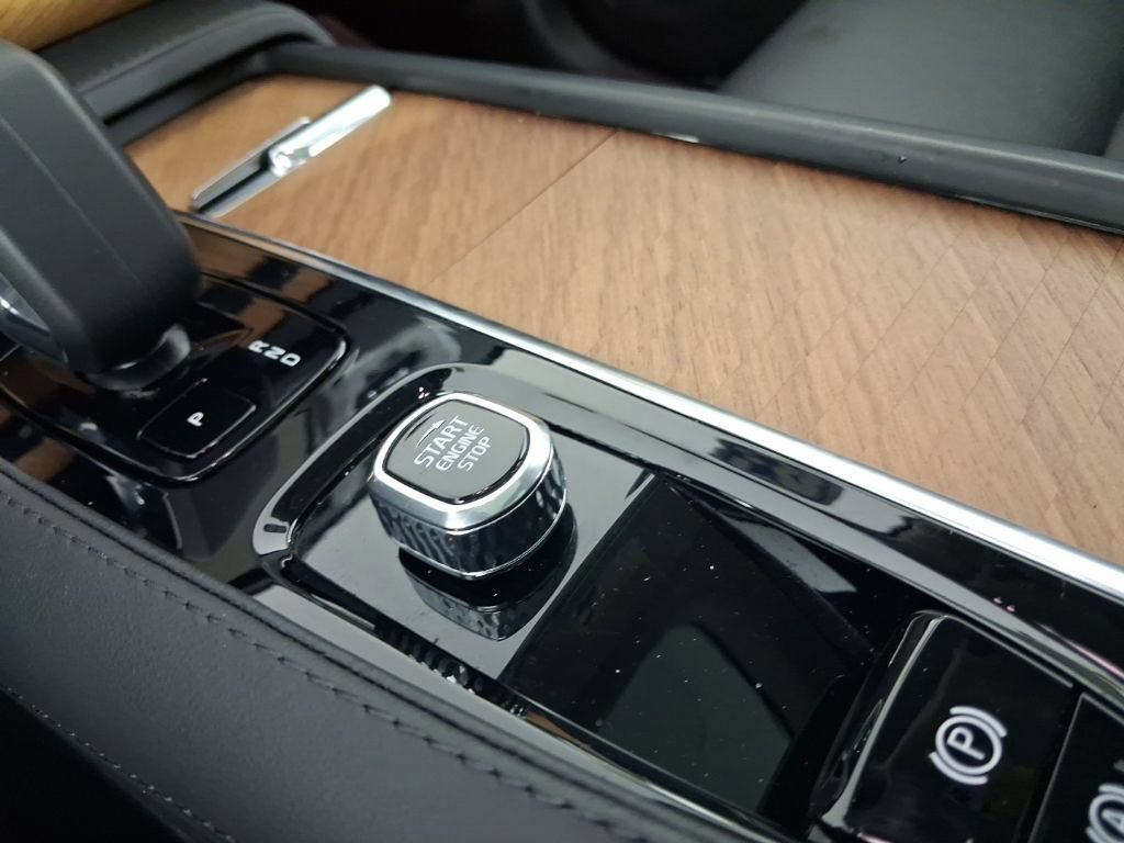 Certified 2025 Volvo XC90 T8 Plus w/ Protection Package AWD/4WD image 27
