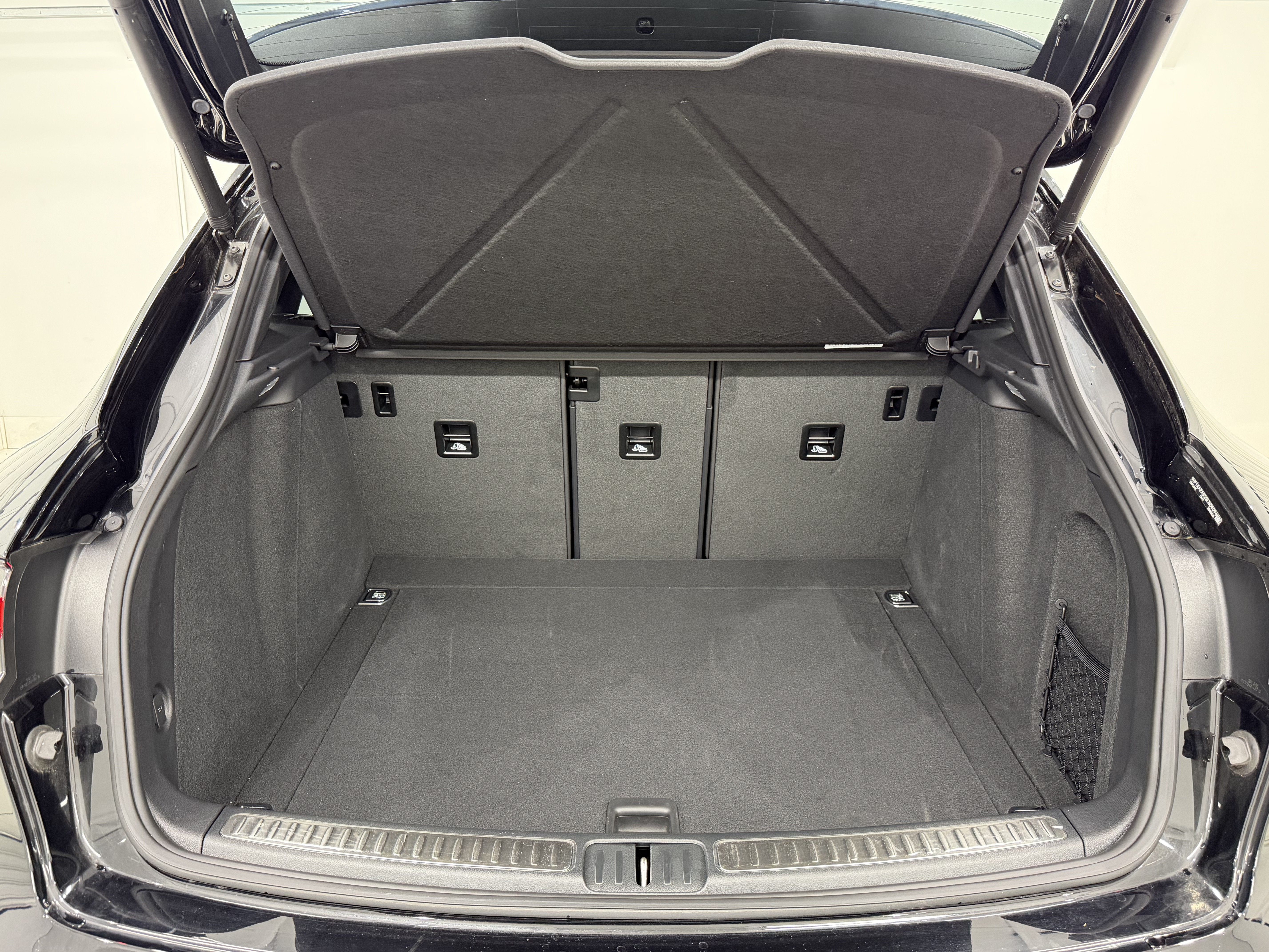 Certified 2025 Porsche Macan AWD/4WD image 61