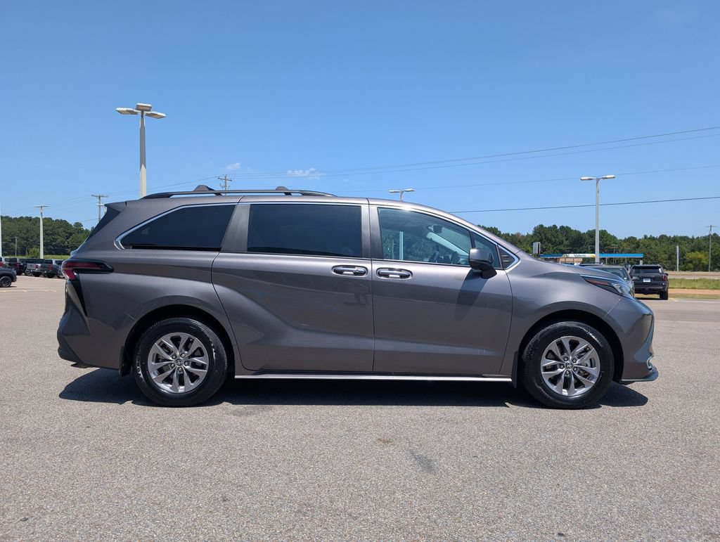Used 2024 Toyota Sienna XLE FWD image 6