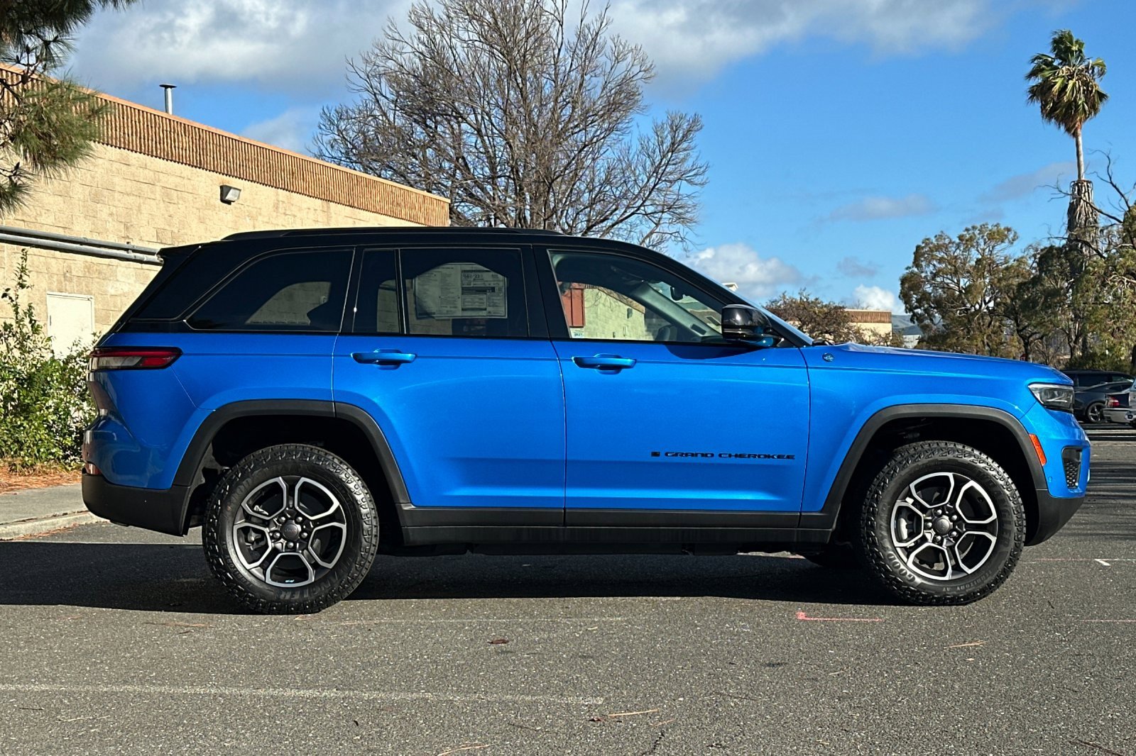New 2023 Jeep Grand Cherokee Trailhawk w/ Advanced Protech Group II image 2