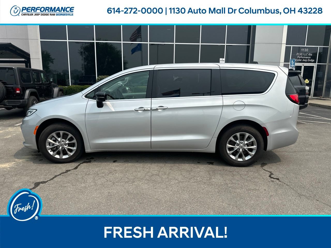Used 2024 Chrysler Pacifica Touring-L AWD/4WD image 7