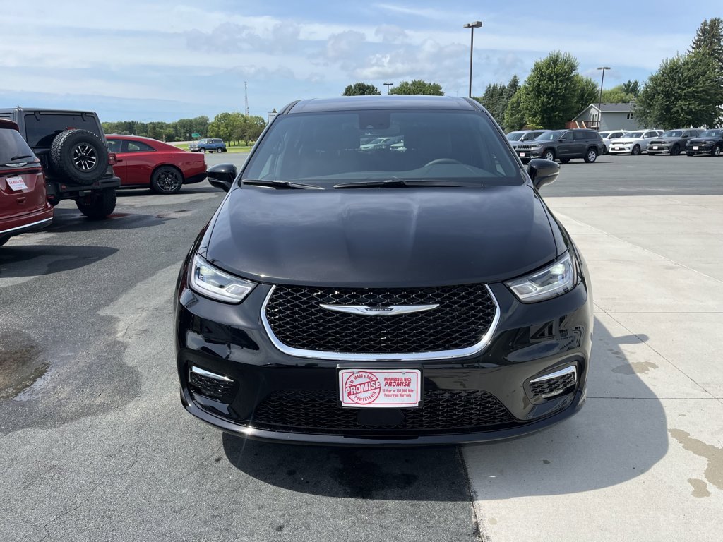 Used 2025 Chrysler Pacifica Select image 3