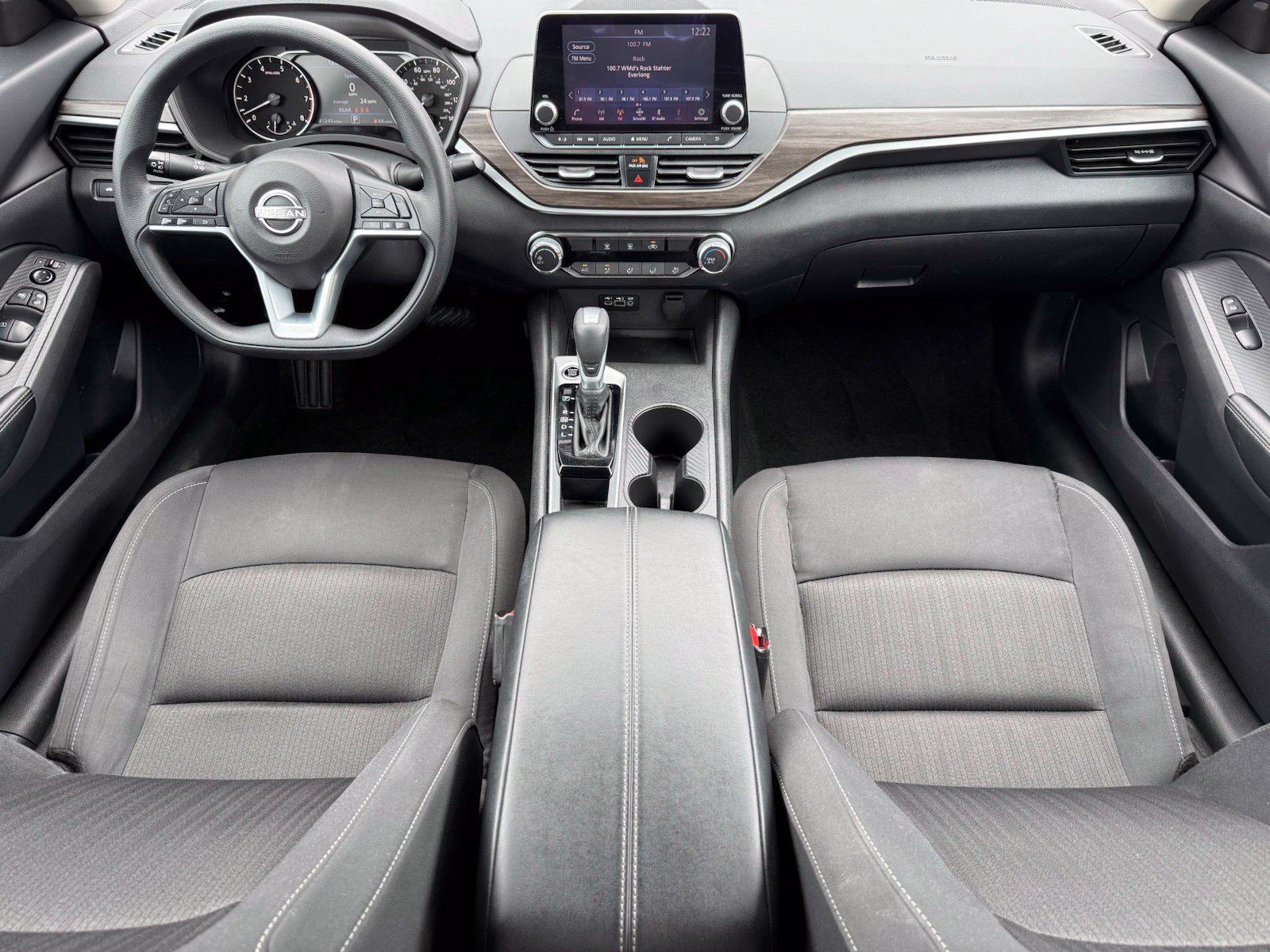 Used 2025 Nissan Altima 2.5 SV FWD image 2