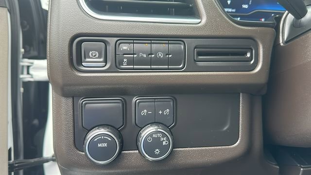 Used 2024 Chevrolet Suburban LT RWD image 13