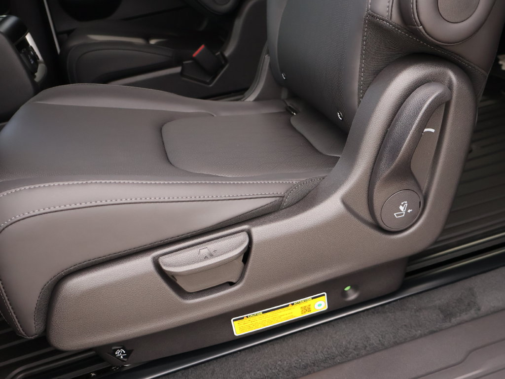 New 2027 Kia Carnival SX w/ Dark Edition Package FWD image 16