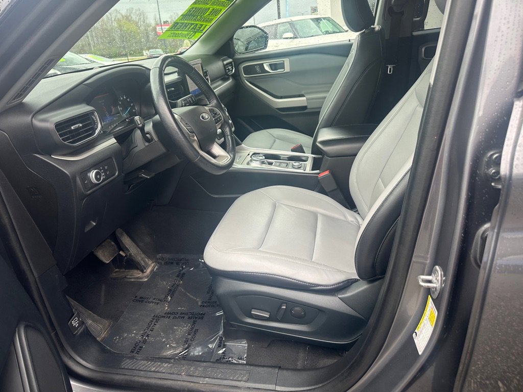 Used 2021 Ford Explorer XLT w/ Equipment Group 202A AWD/4WD image 18