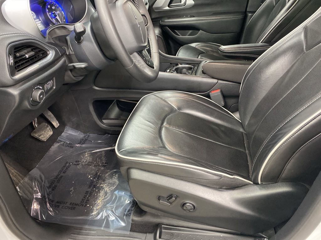 Used 2025 Chrysler Pacifica Limited image 17
