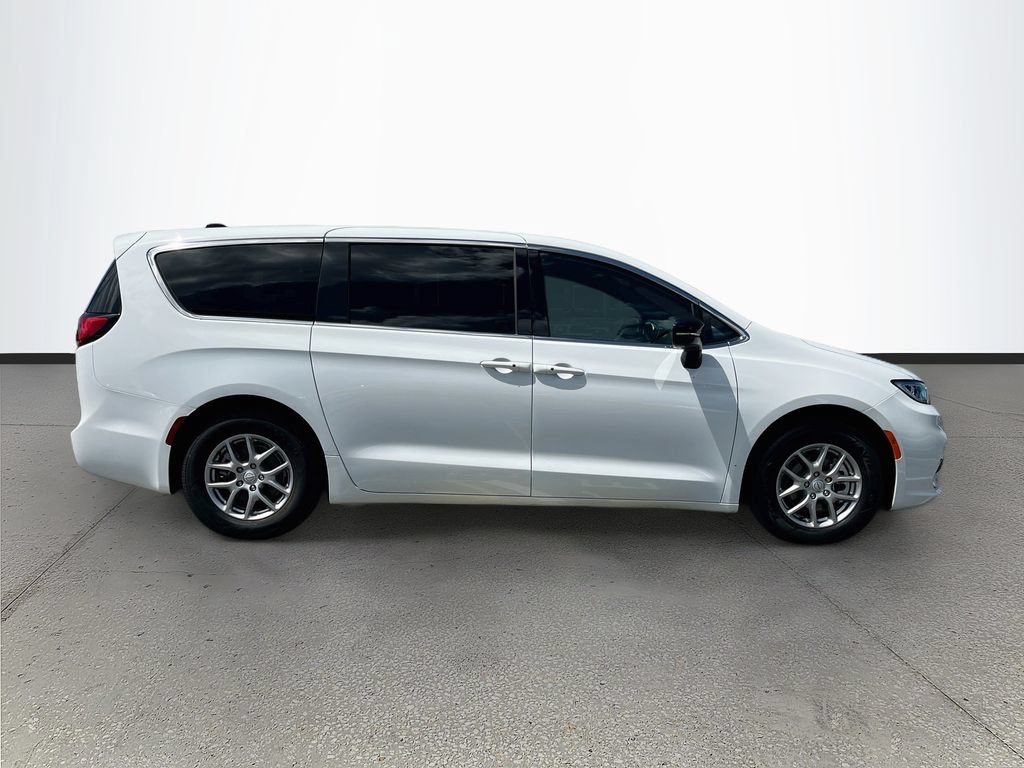 Used 2026 Chrysler Pacifica Select FWD image 8