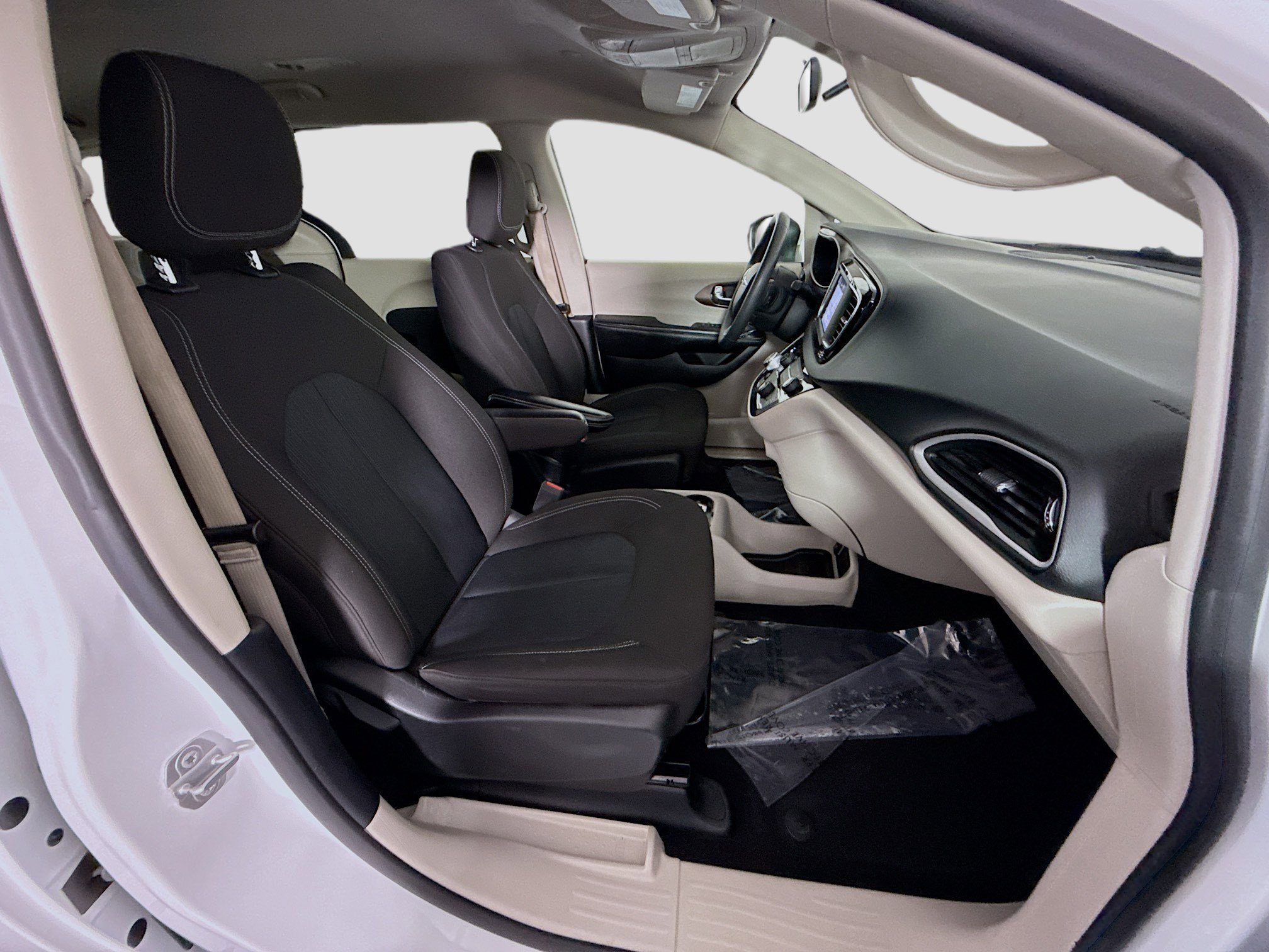 Used 2022 Chrysler Voyager LX FWD image 27