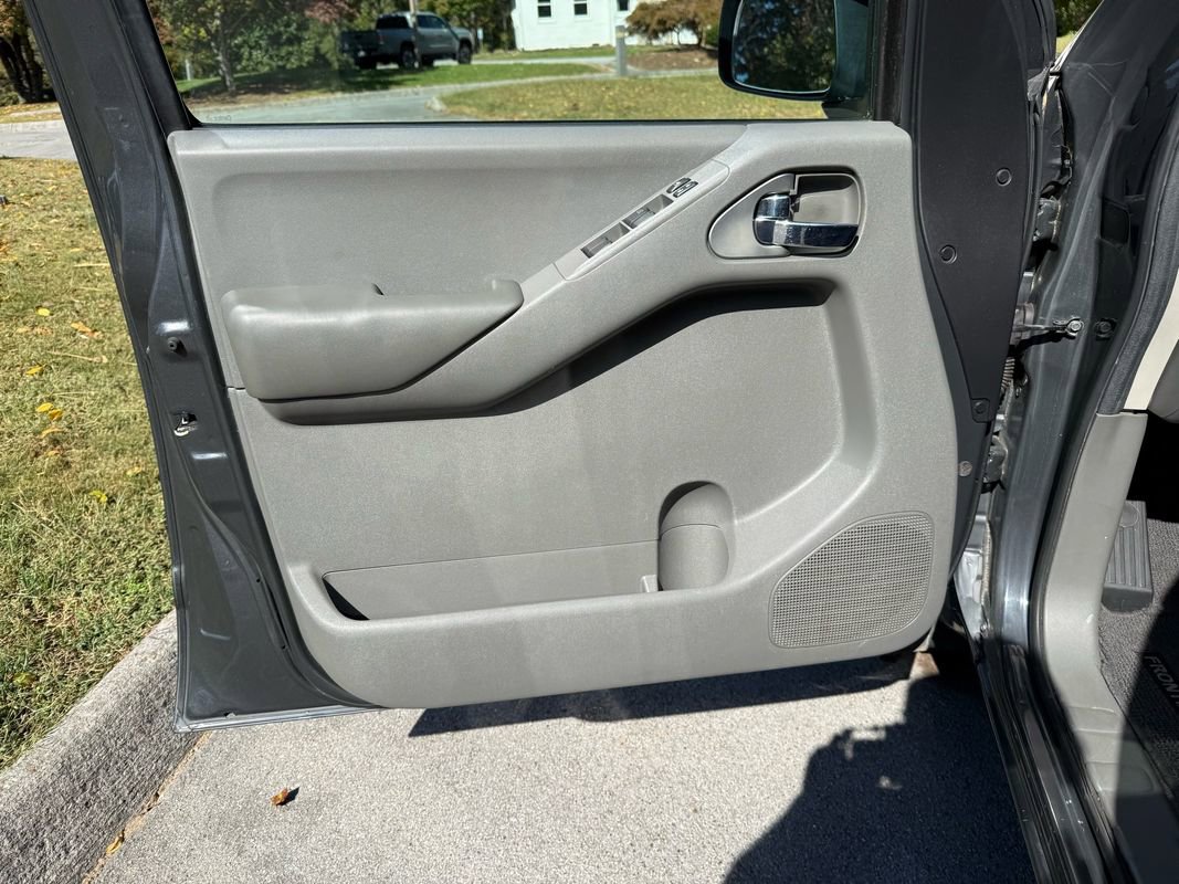 Used 2011 Nissan Frontier SV image 15