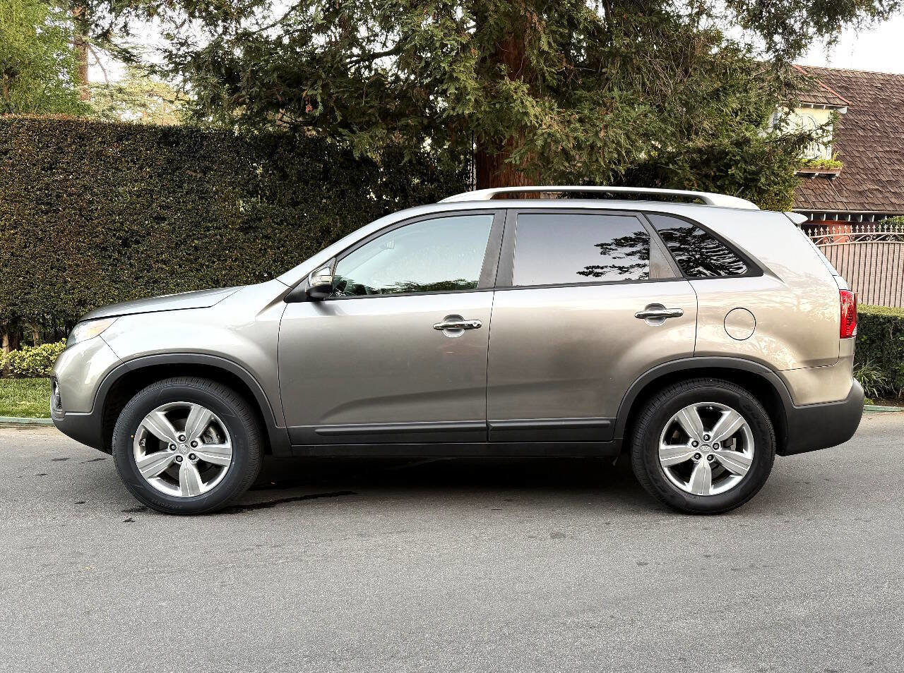 Used 2013 Kia Sorento EX w/ EX V6 Premium Pkg image 4