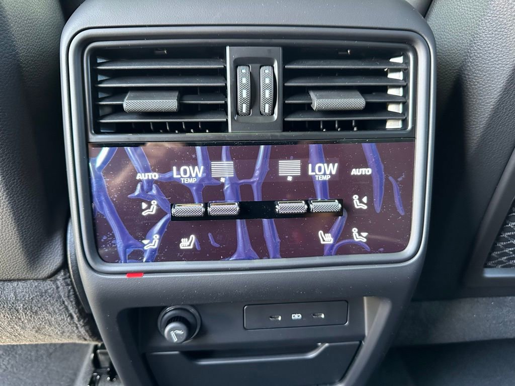 Used 2025 Porsche Cayenne image 35