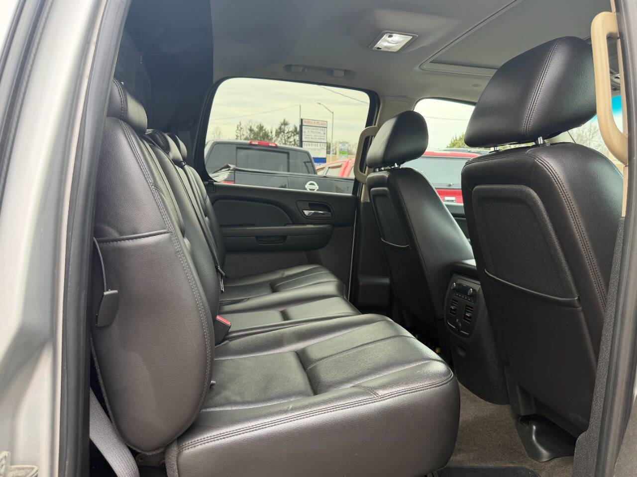 Used 2010 Chevrolet Avalanche LT w/ Luxury Package AWD/4WD image 16