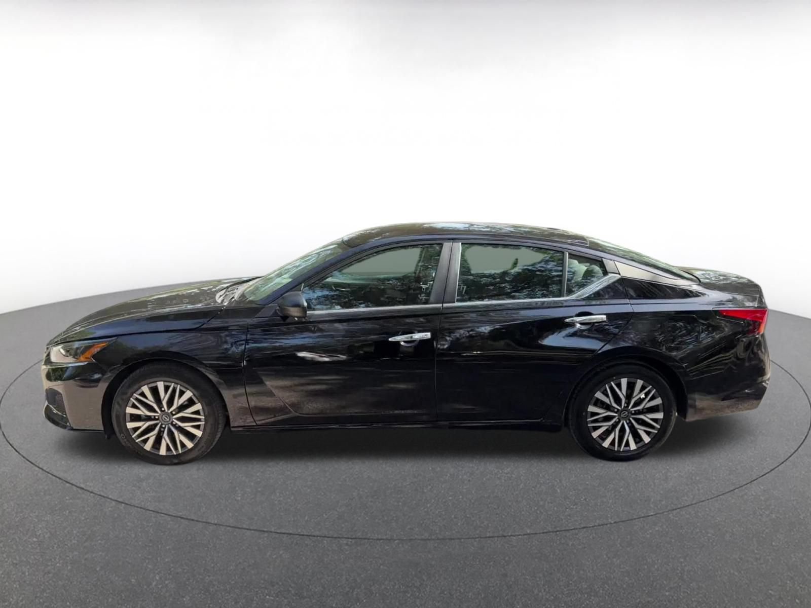 Used 2025 Nissan Altima 2.5 SV FWD image 7