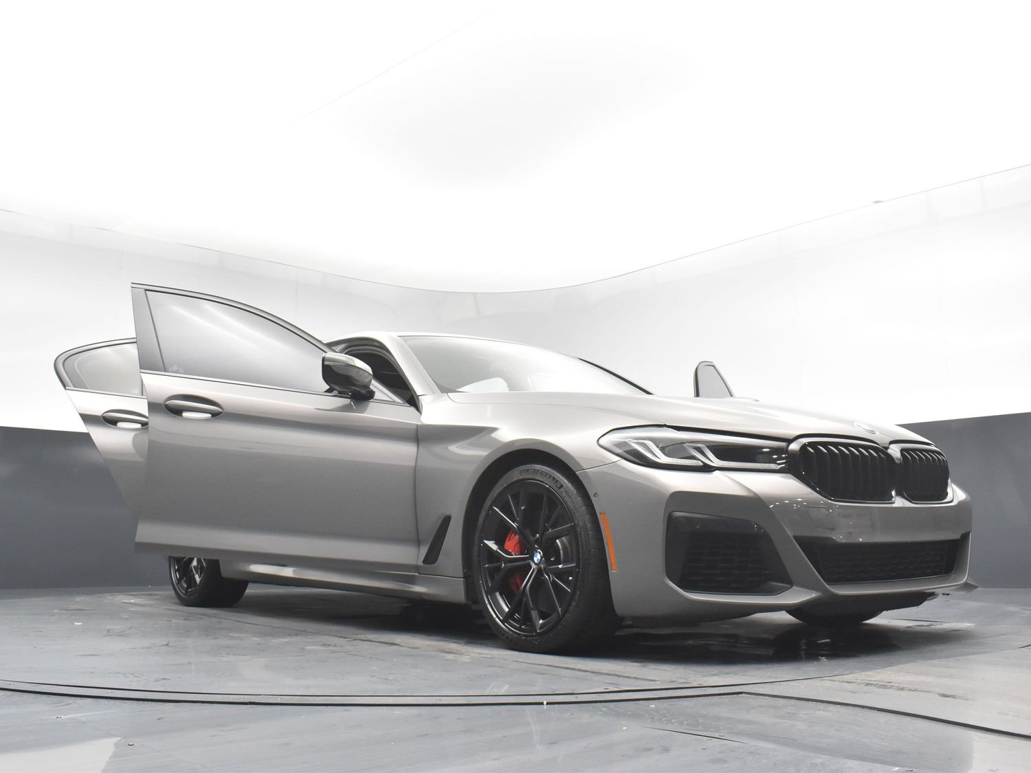 Used 2022 BMW M550i xDrive w/ Shadowloine Package AWD/4WD image 32