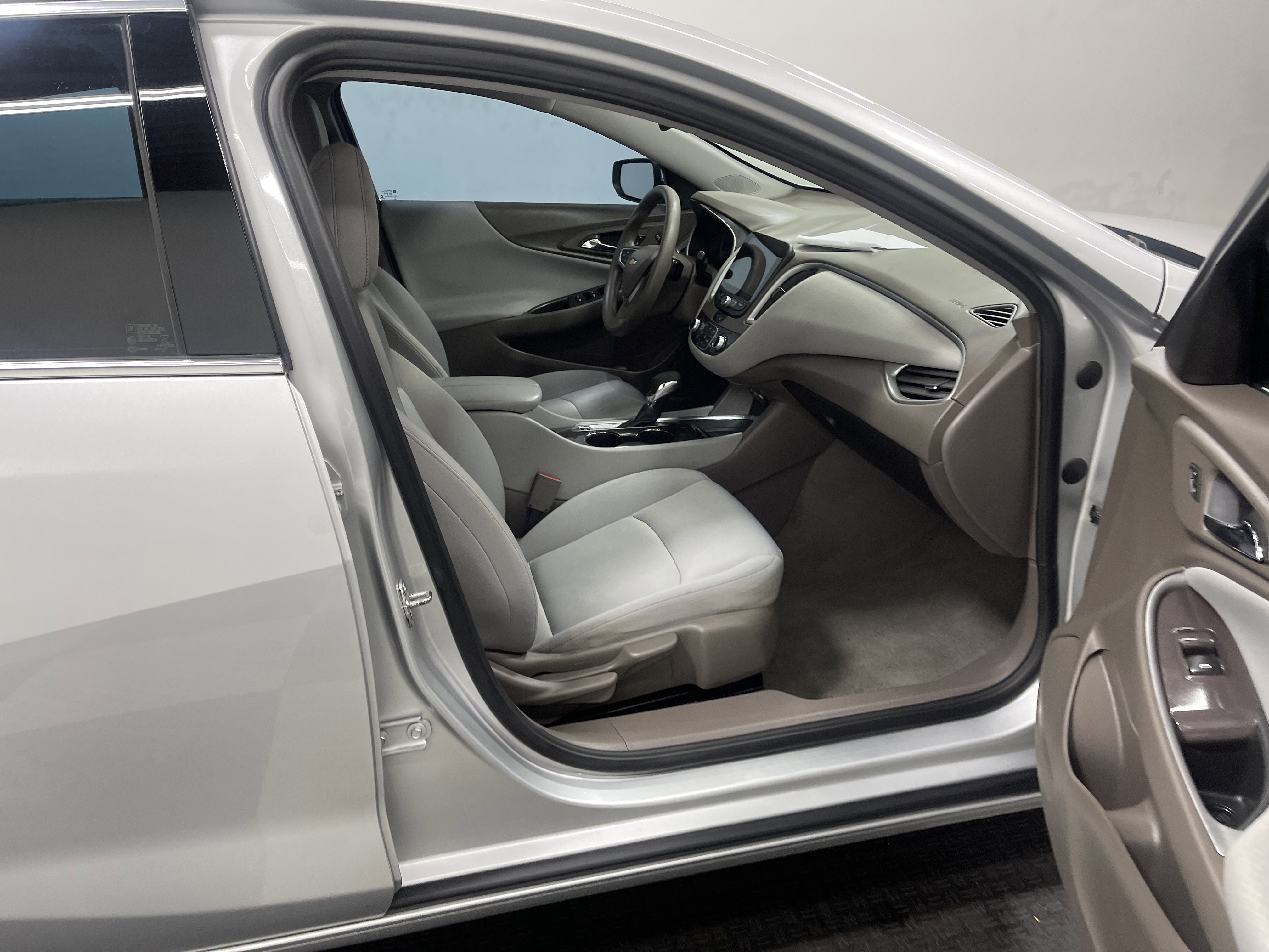 Used 2022 Chevrolet Malibu LT image 25