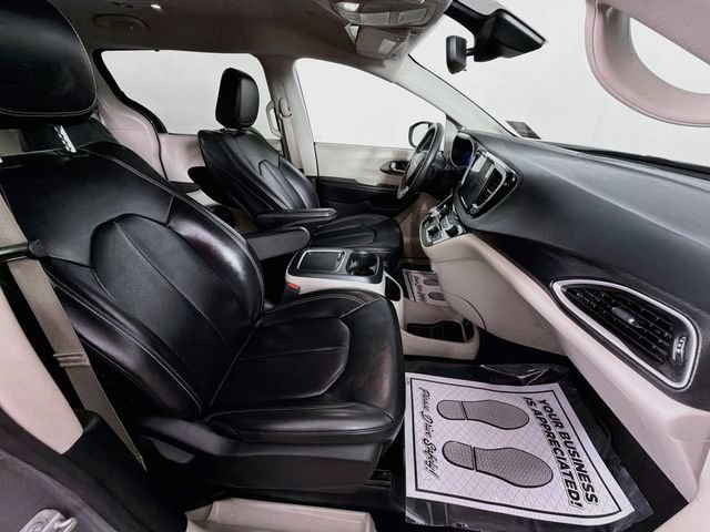 Used 2023 Chrysler Pacifica Touring-L FWD image 28