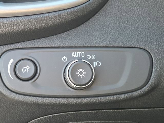 Used 2022 Chevrolet Trax LT w/ LT Convenience Package image 27