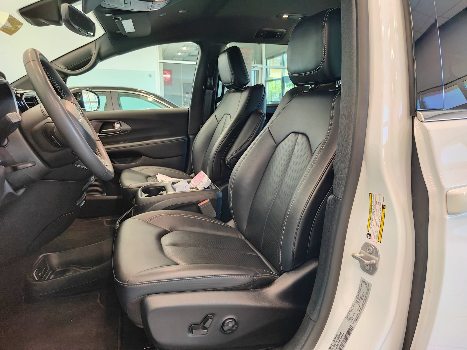 Used 2025 Chrysler Pacifica Select FWD image 8