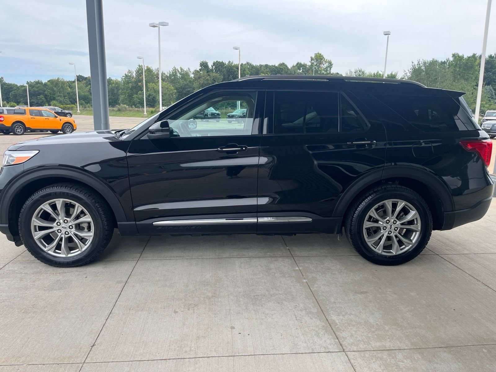 Certified 2024 Ford Explorer Limited w/ Limited Technology Package AWD/4WD image 4