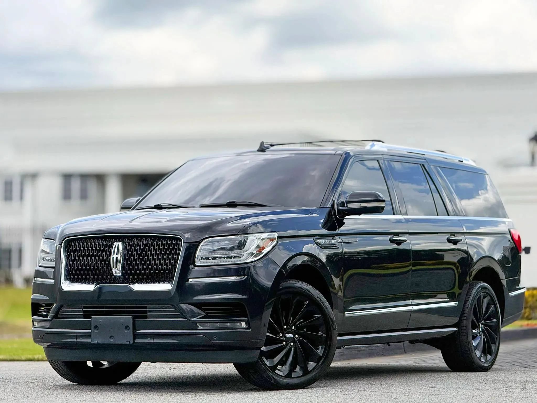 Used 2021 Lincoln Navigator L Reserve AWD/4WD image 2