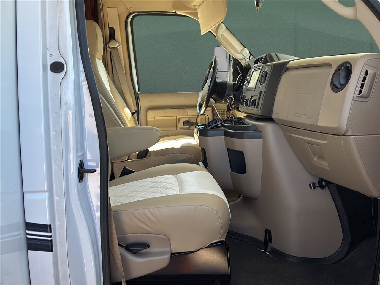 Used 2014 Ford E-450 and Econoline 450 Super Duty w/ Motorhome Prep Package RWD image 8