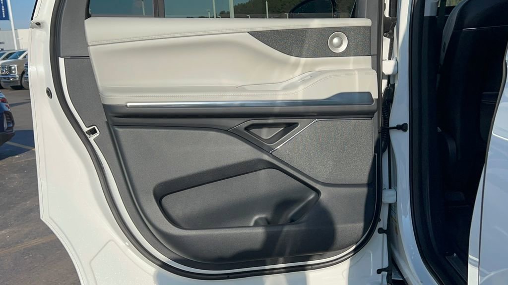 New 2026 Lincoln Navigator L Reserve w/ Jet Appearance Package image 32