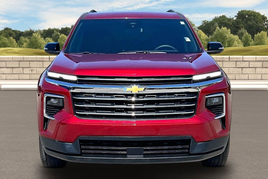 Used 2025 Chevrolet Traverse LT image 3